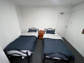 Comfortable En suite double room with 2 single beds R12